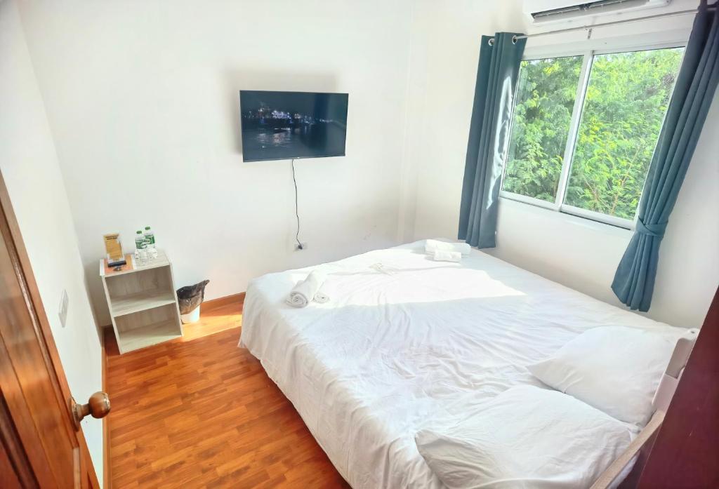 Ban Khlong KrangYYK Homestay的一间卧室设有一张大床和一个窗户。