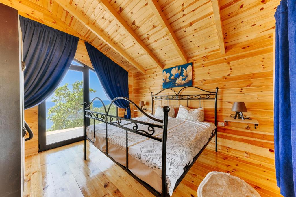 巴尔Olive Hills Holiday homes的小木屋内一间卧室,配有一张床