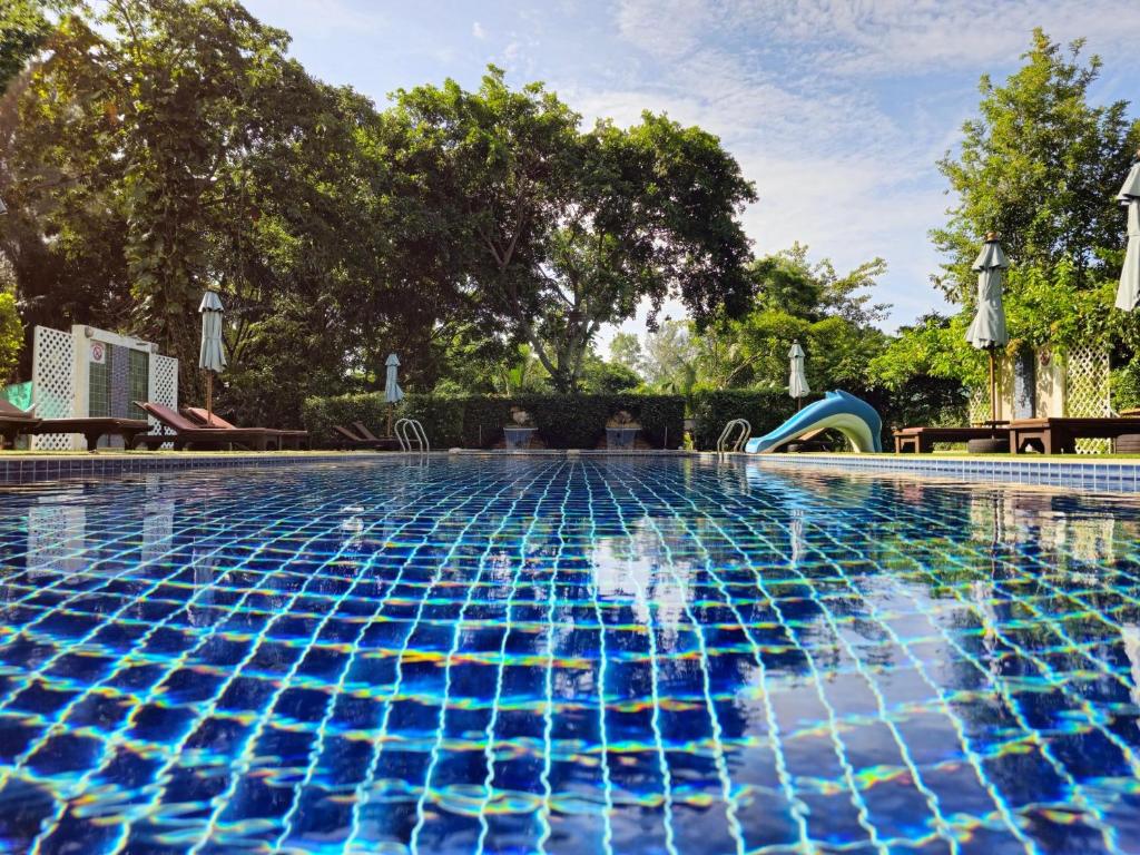 攀瓦海滩Baan Panwa Resort的度假村内带滑梯的游泳池