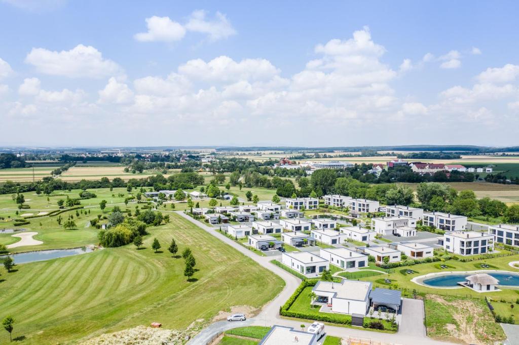 斯拉Appartements Thermen-Golfresort Pannonia的享有公寓大楼空中和公园的景致