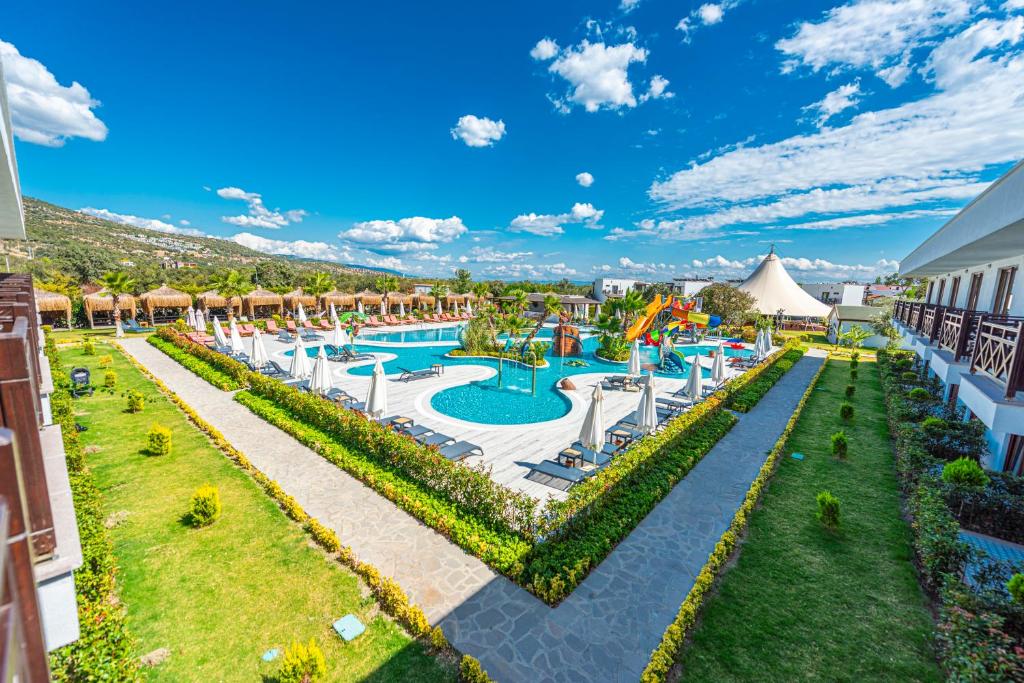 贝拉姆卡尔Assos Barbarossa Special Class Hotel的享有度假村游泳池的空中景致
