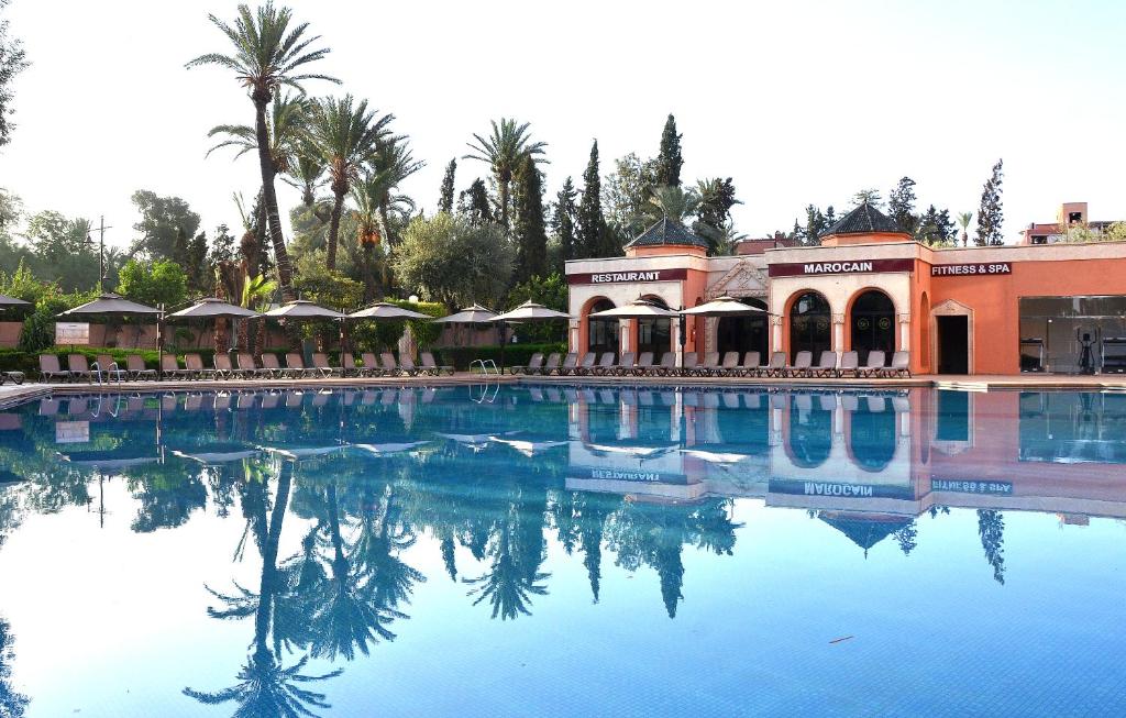 马拉喀什幻影豪华酒店的度假村前的游泳池