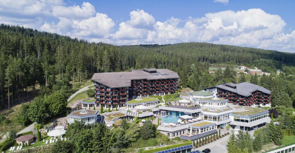 施卢赫湖施卢赫湖四季酒店的享有山区度假胜地的空中景致