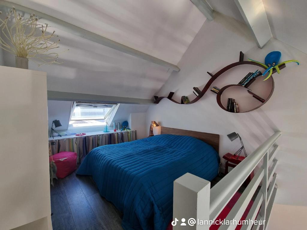 索宗LOC'MARIA的一间位于客房内的蓝色床卧室