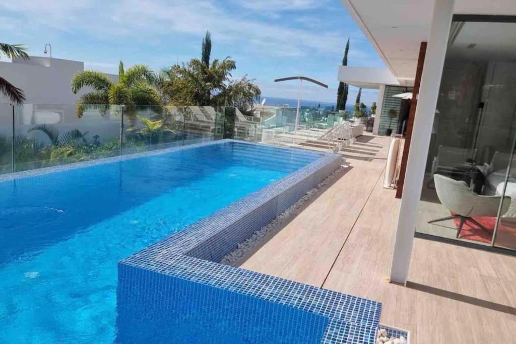 阿德耶Luxury Villa Rebeka - Heated Pool and Jacuzzi的一座蓝色的游泳池