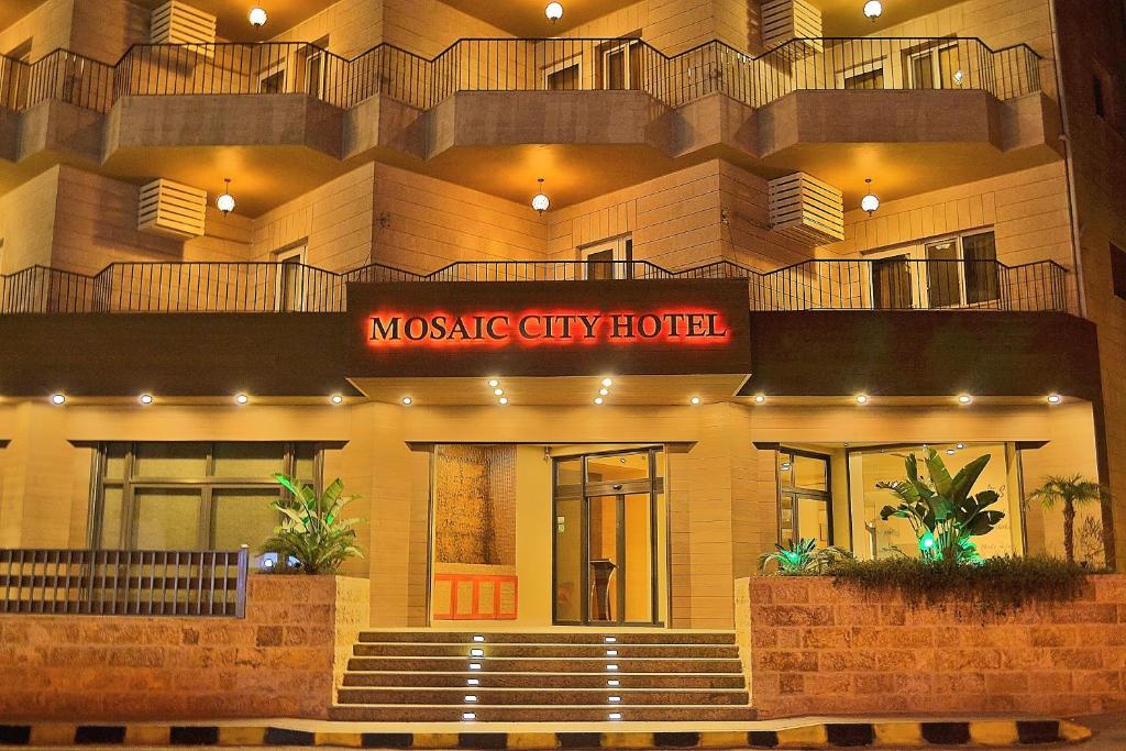 马达巴马赛克城市酒店的一座大建筑,上面标有致读雾城市酒店的标志