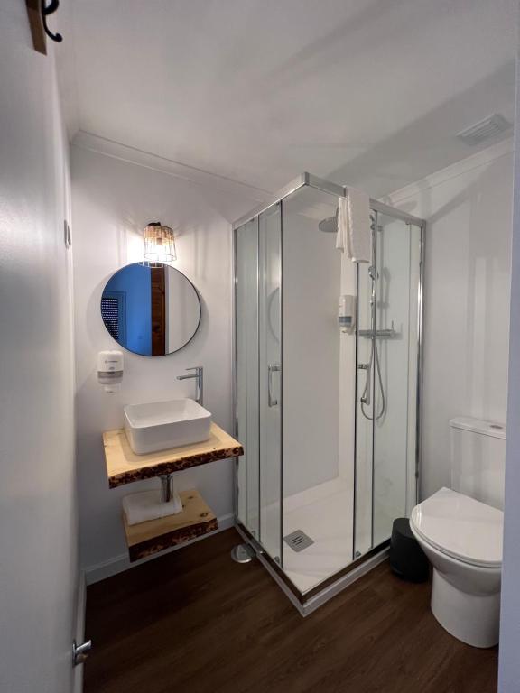 阿尔莫格拉维Fishermans House的带淋浴、盥洗盆和卫生间的浴室