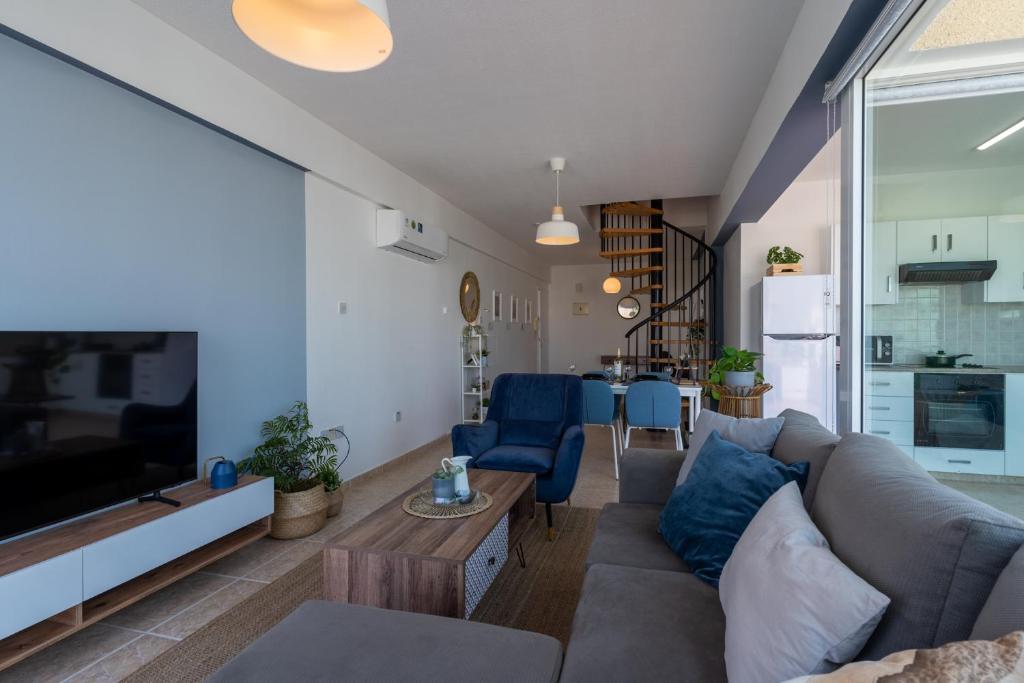 拉纳卡Chloris 3- Bedroom Apartment W/Pool in Larnaca的带沙发和电视的客厅