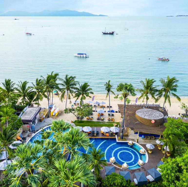 波普托Bandara Resort and Spa, Samui的享有带游泳池和海滩的度假村的空中景致
