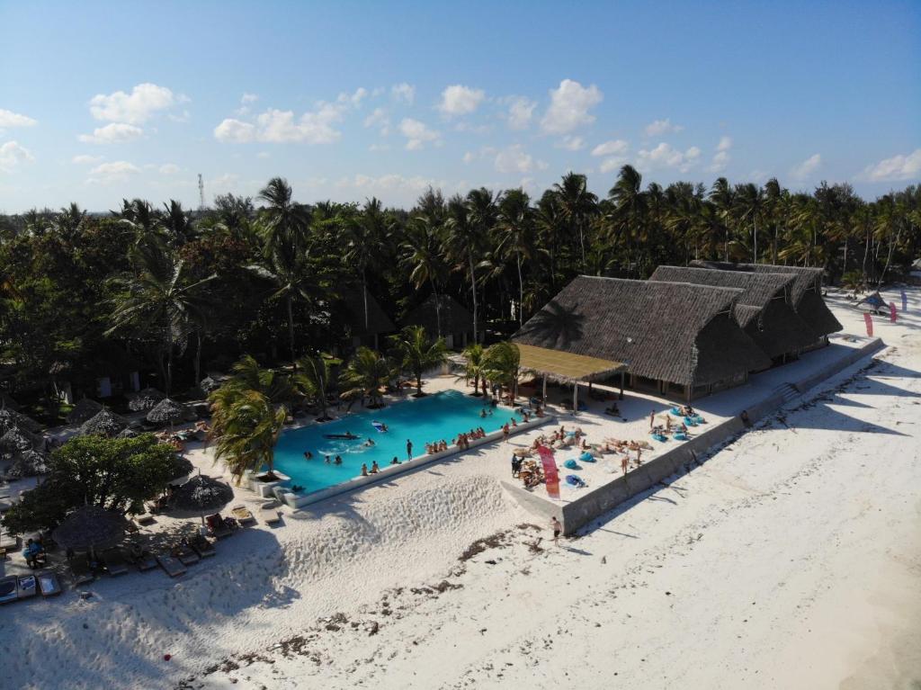 帕杰NDAME Paje Hotel的海滩上的度假村的空中景致