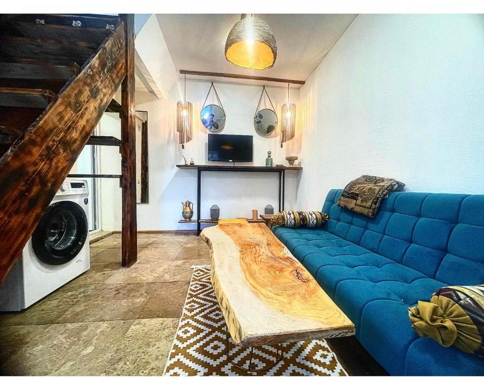 科布列季Зелёный двор的客厅配有蓝色的沙发和桌子