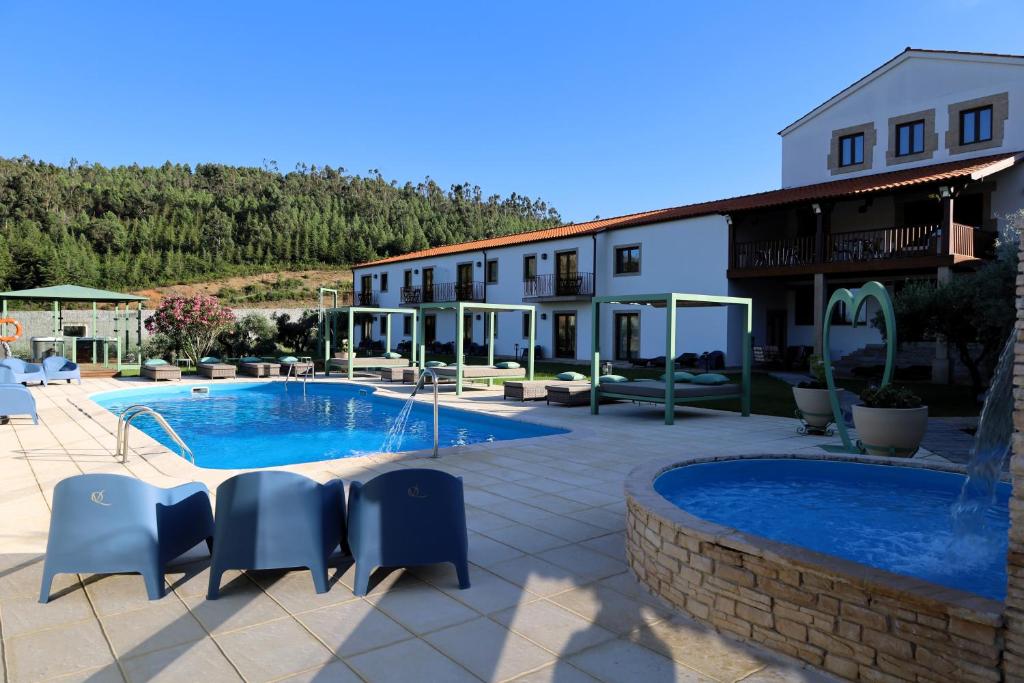 费洛尔镇Valonquinta - Agro Hotel & SPA的一座带游泳池和大楼的度假村