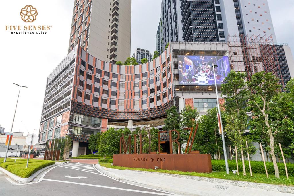 吉隆坡Millerz Square Bangsar KL, Five Senses的建筑前方街道,建筑高楼