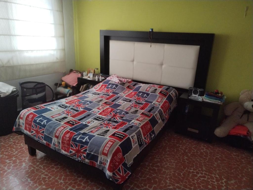 科尔多瓦Casa CODHE - Sebastián Galicia Carrera的一间卧室配有一张床和泰迪熊