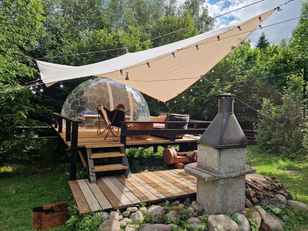 斯托拉Glamping Štôla- Perzeid的凉亭配有桌子和帐篷