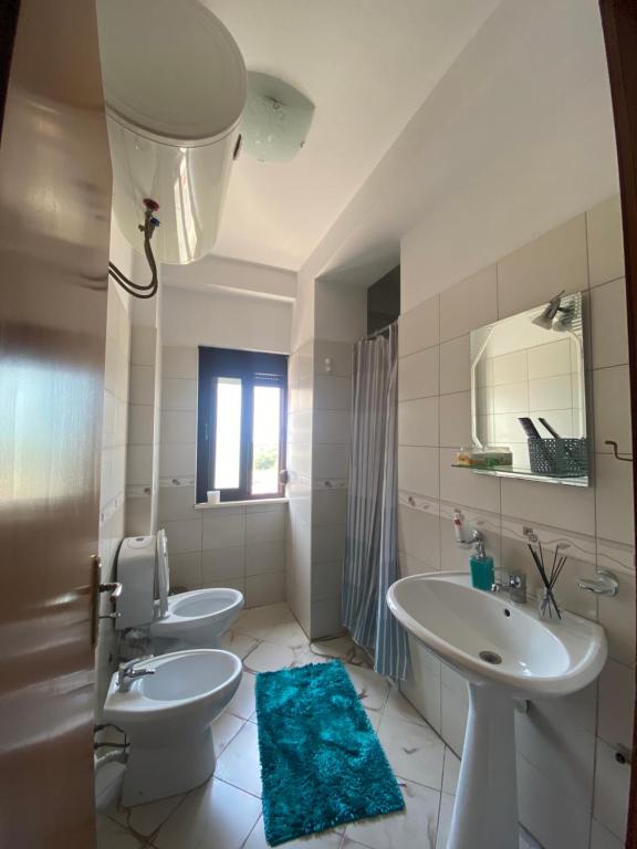 斯库台Panoramic apartment的浴室设有2个卫生间、水槽和镜子