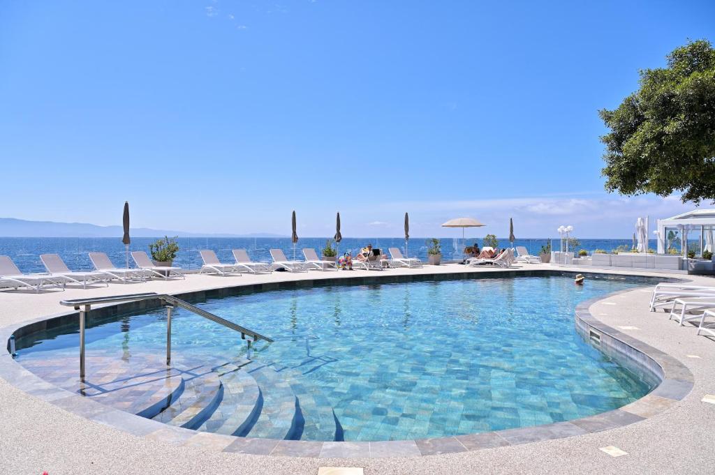 阿雅克修Hôtel Restaurant Dolce Vita的一个带躺椅的大型游泳池,享有海景