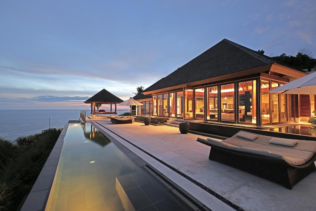 乌鲁瓦图巴厘岛边缘别墅的水边的房屋,设有游泳池