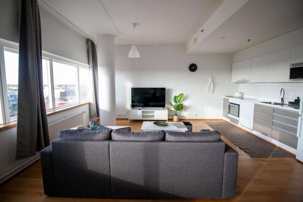 赫尔辛基Flexi Homes Itäkeskus的带沙发的客厅和厨房