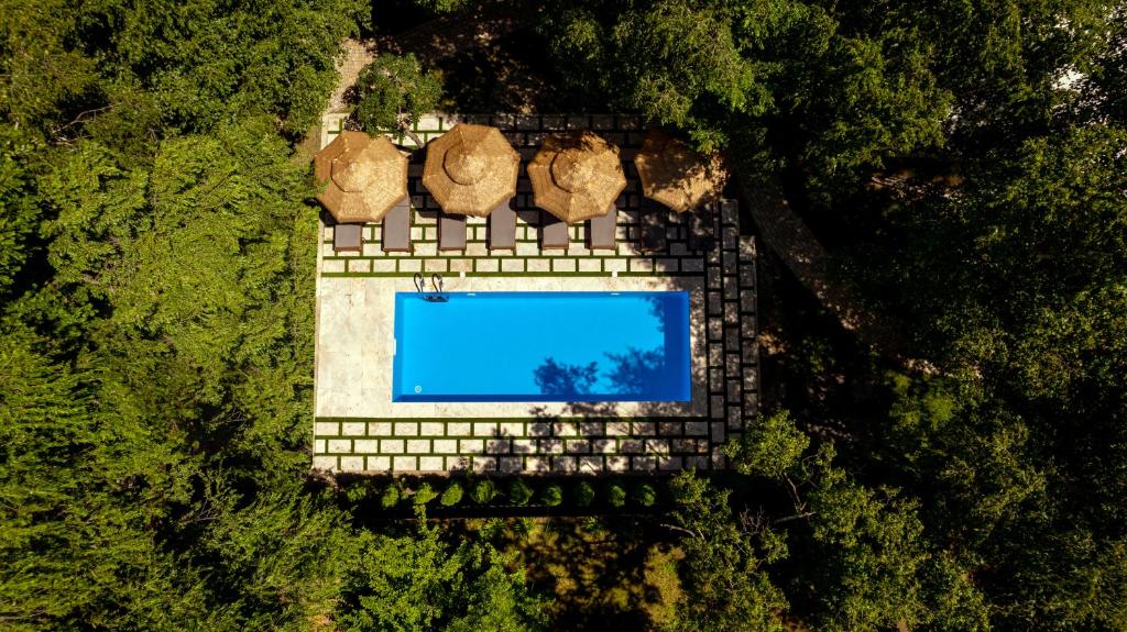 塞凡Garden Inn Resort Sevan的享有带蓝色游泳池的建筑的顶部景致