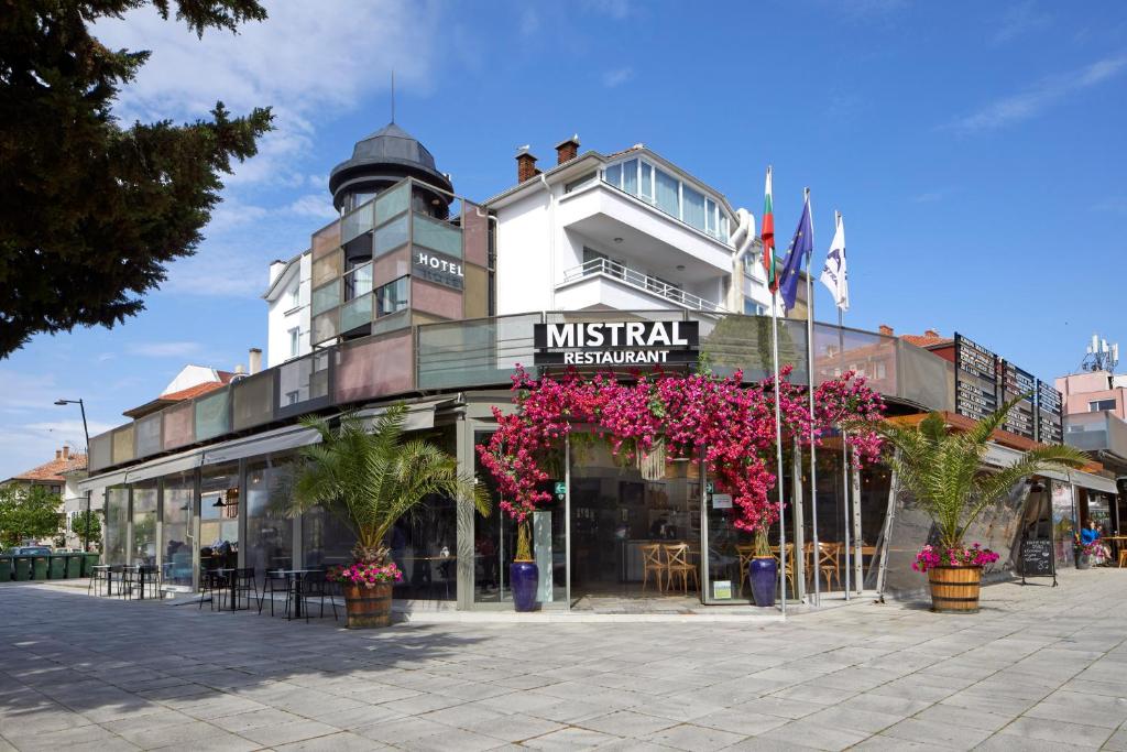 内塞伯尔Hotel Mistral的前面有鲜花的建筑