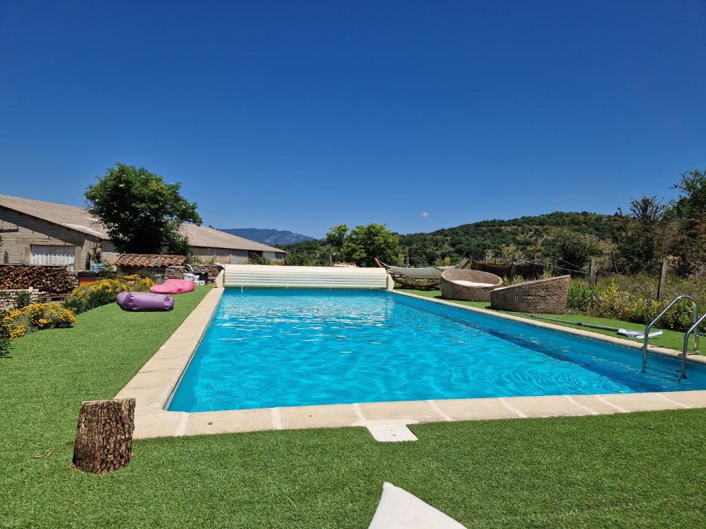 BlandasGîte de Navacelles的院子里的大型蓝色游泳池