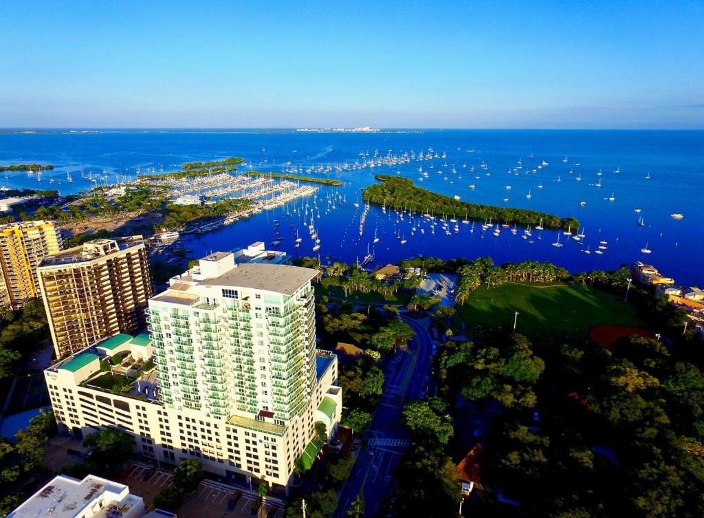 迈阿密iCoconutGrove - Luxurious Vacation Rentals in Coconut Grove的城市和水景空中景观