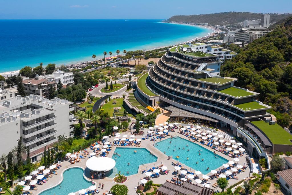 依克希亚奥林匹克皇宫酒店的享有带游泳池和海洋的度假村的空中景致