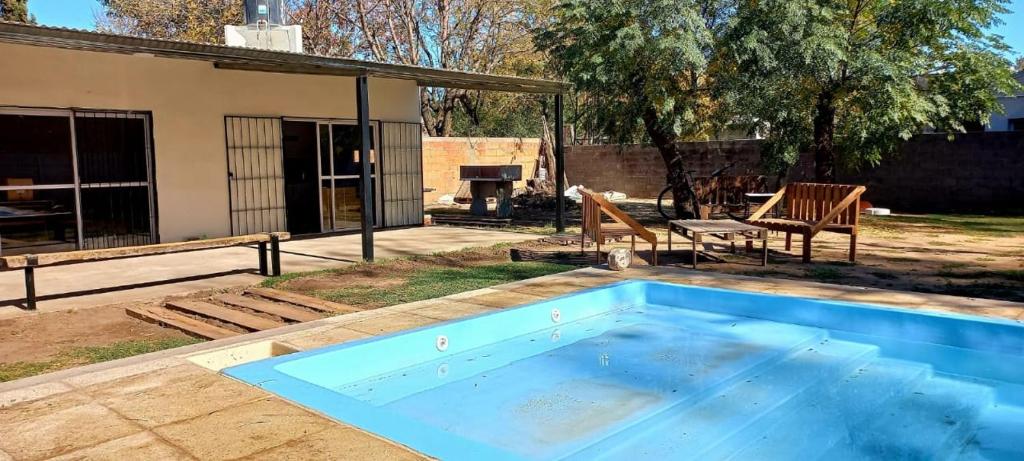 RufinoPeperina的一座房子后院的游泳池
