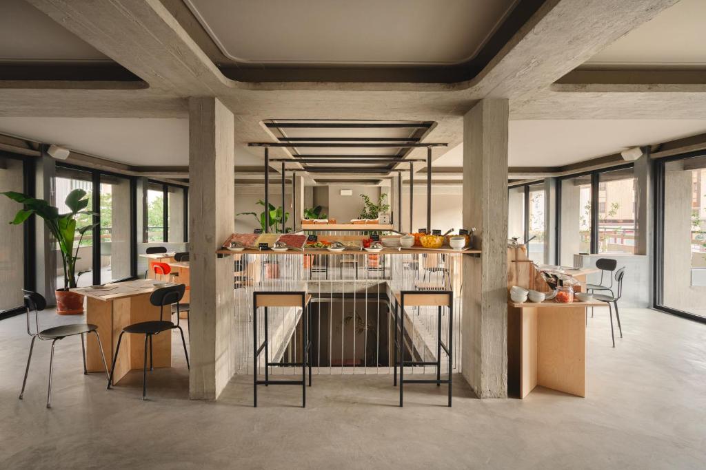 佛罗伦萨'RE-Dama Hostel的厨房配有桌椅的柜台。