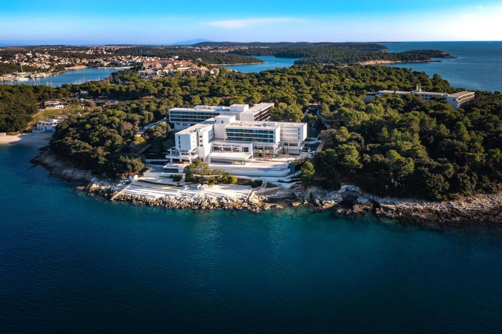 普拉Grand Hotel Brioni Pula, A Radisson Collection Hotel的水面上一座岛上建筑的空中景观