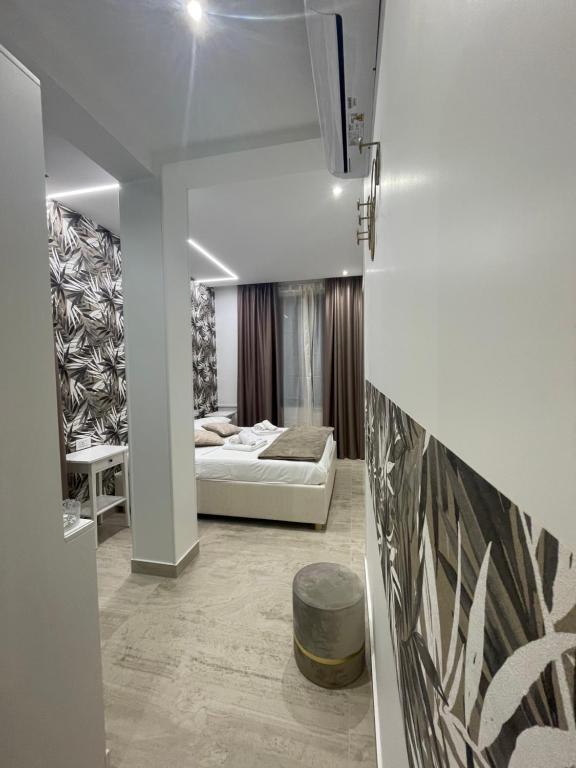 罗马Bobbio Holiday Rome的客厅配有白色的沙发和床。