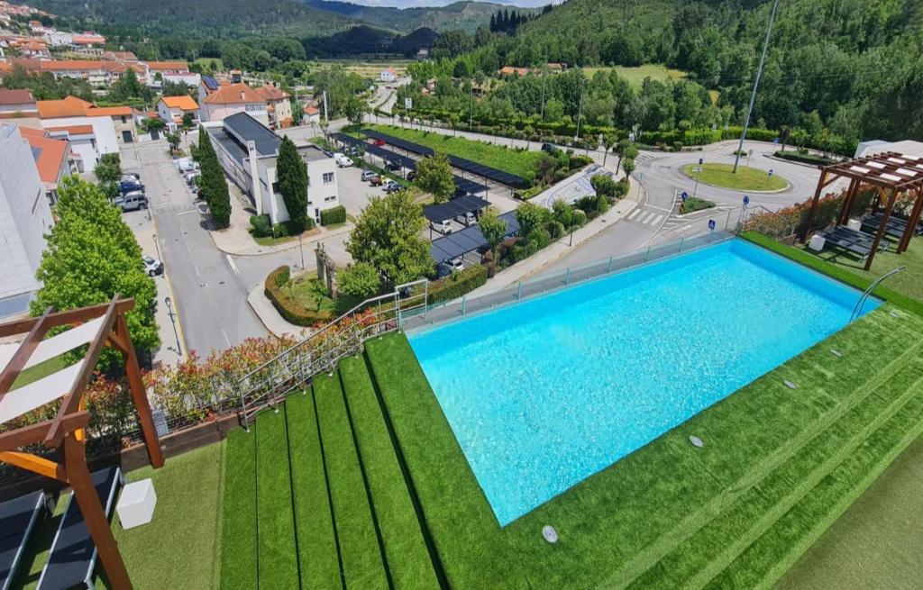 博蒂卡什博蒂卡斯艺术和SPA酒店的公园内大型游泳池的顶部景色