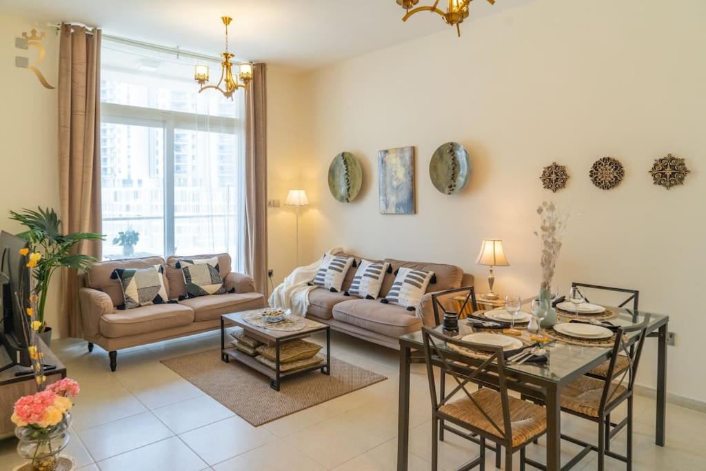 阿布扎比Your Luxurious 2BR Al Reem Escape at Mangrove Place的客厅配有沙发和桌子
