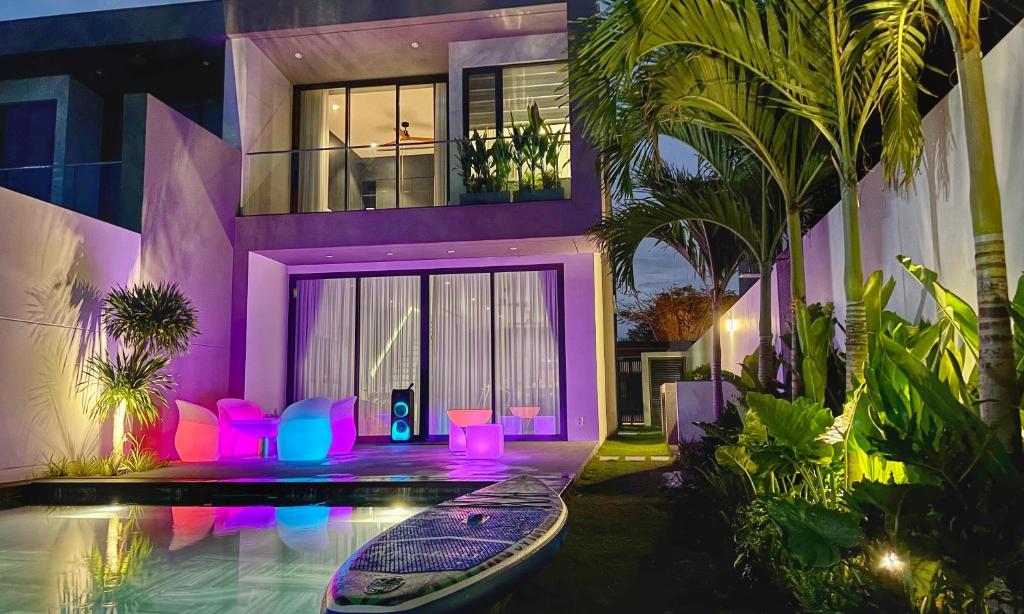 后川PLAYA Villa in Sanctuary Resort - 100m from Private Beach - New 2023的一座带紫色照明的游泳池的房子