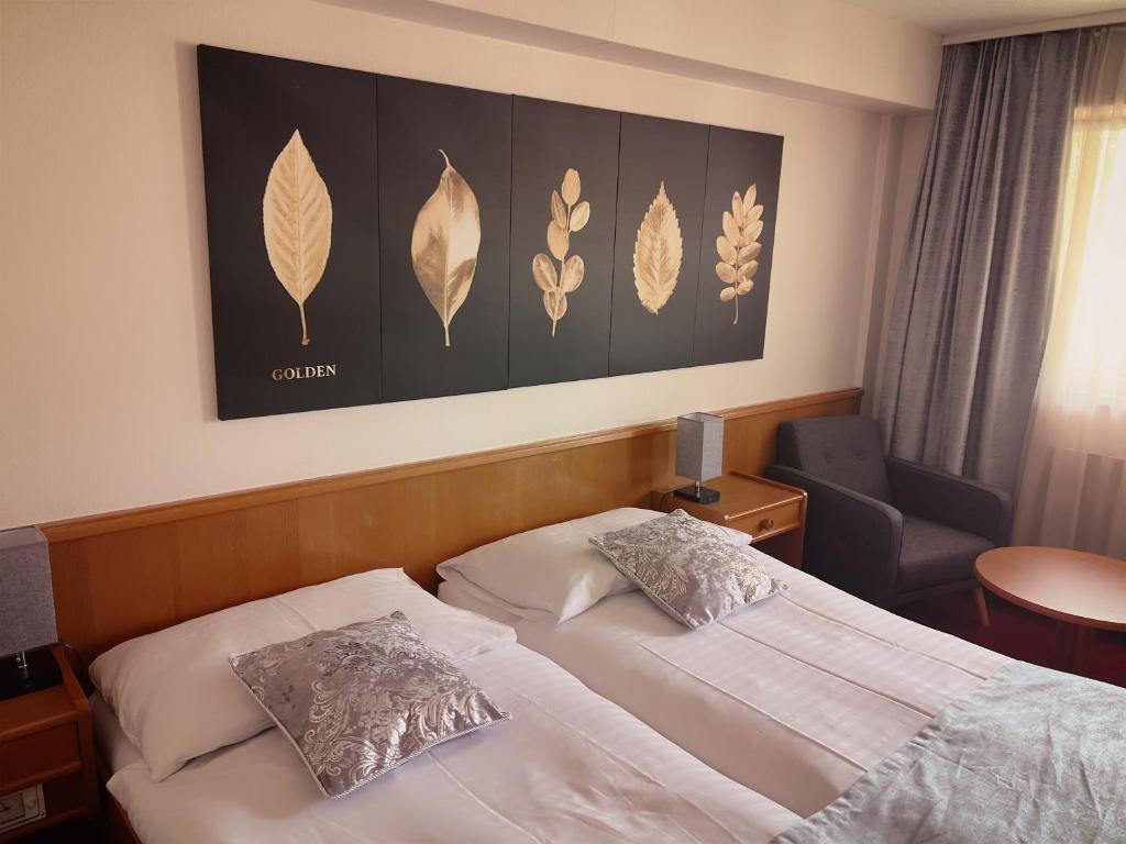 乐罗西三皇酒店的配有一张床和一把椅子的酒店客房