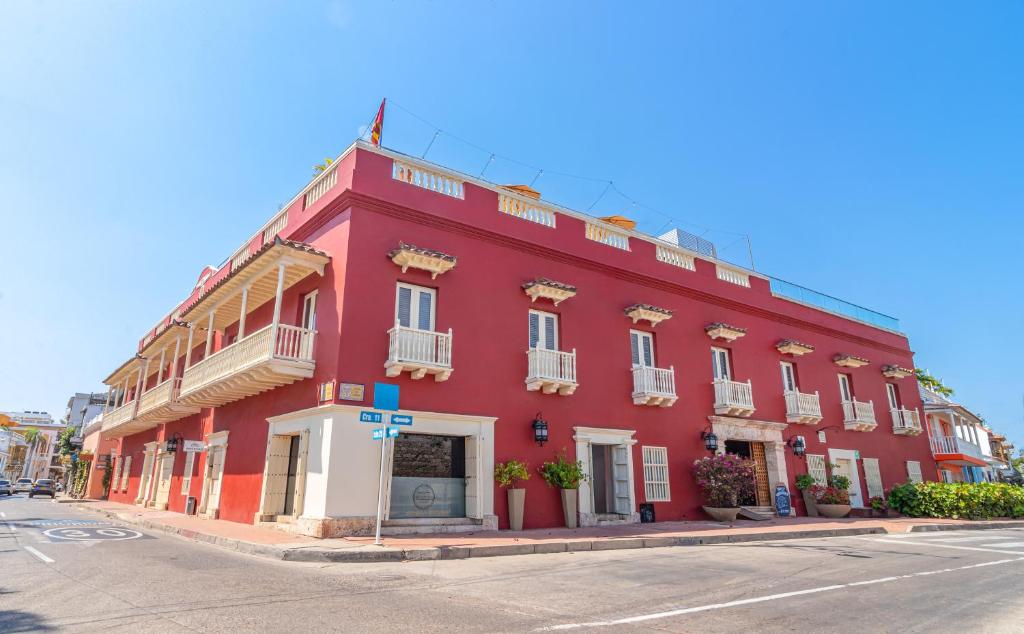 卡塔赫纳GHL Collection Armería Real Hotel的街道拐角处的红色建筑