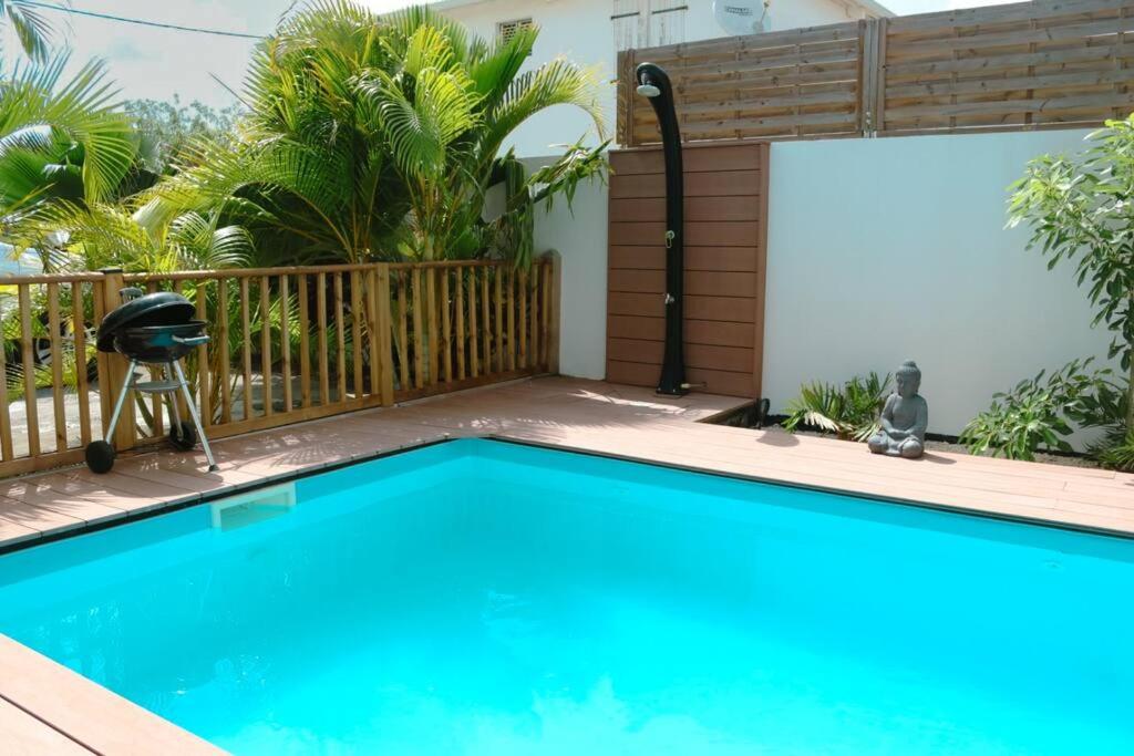 拉特里尼泰Villa tartane的后院的游泳池,带有木栅栏