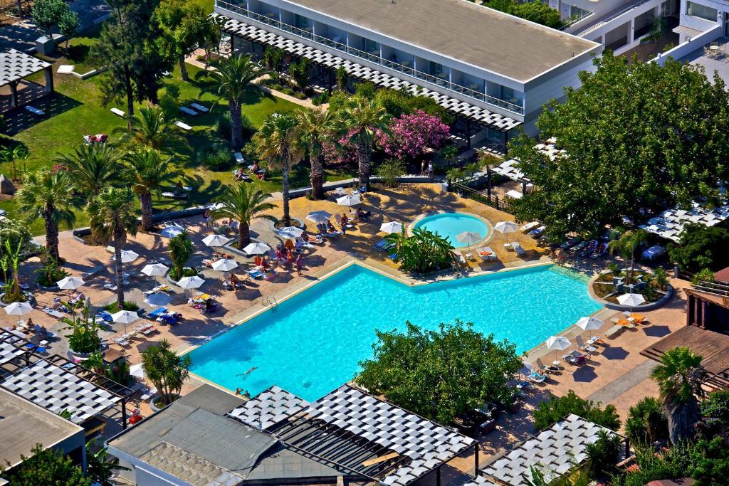 科斯镇太阳宫度假Spa酒店的享有度假村游泳池的顶部景致