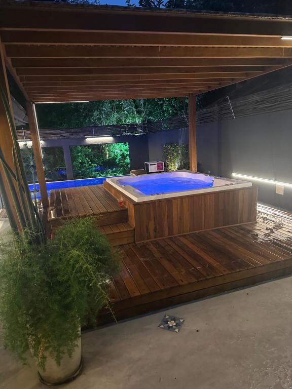 朱奎Casa térrea com acessibilidade em Juquehy com piscina aquecida e hidromassagem的木制甲板上的大型游泳池