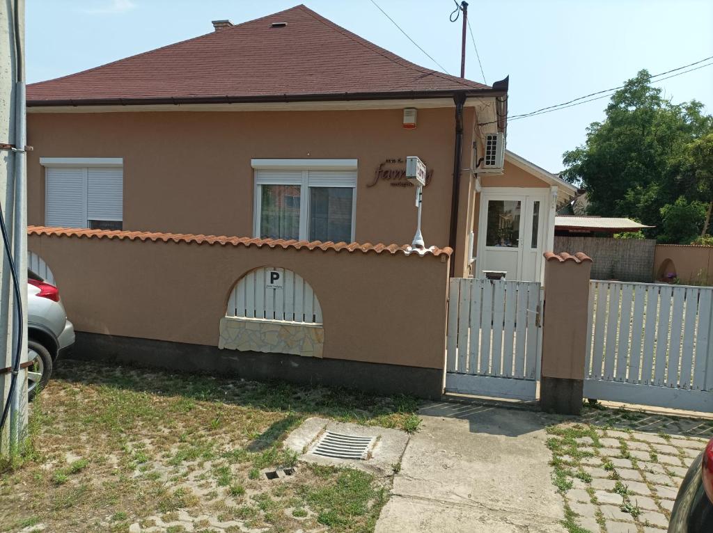 豪伊杜索博斯洛Family Vendégház的白色围栏和门的房子