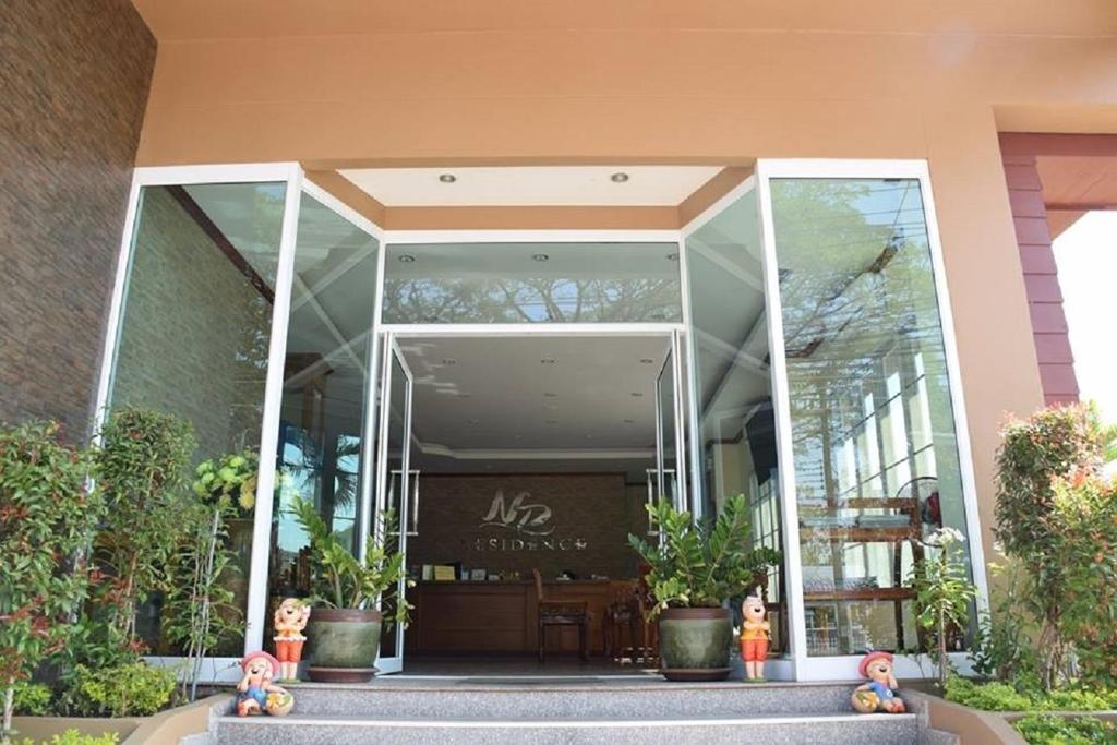 那空拍侬府NP宾馆的玻璃入口,进入种植盆栽植物的建筑