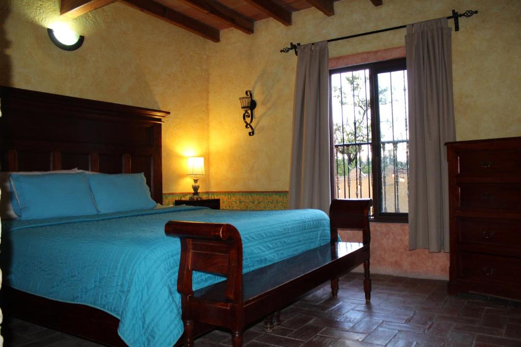 贝纳尔Hotel Casa Caro的一间卧室设有一张大床和一个窗户。