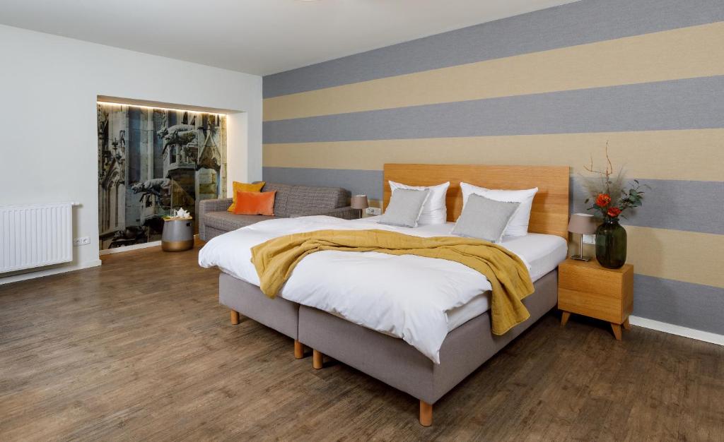雷根斯堡皮特斯托酒店的一间卧室配有一张床和条纹墙