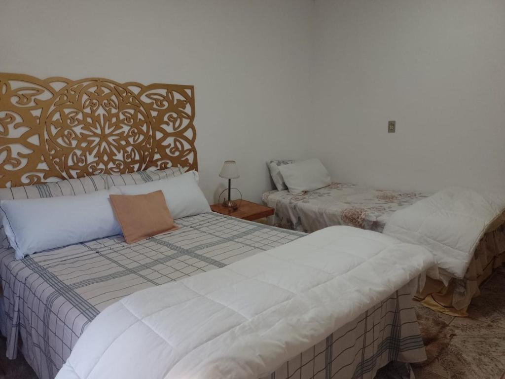 伊瓜苏港Flor de Lis的一间客房内配有两张床的房间