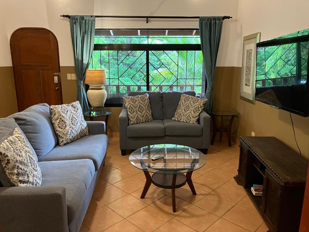 诺萨拉Villa Tortuga的客厅配有沙发和桌子