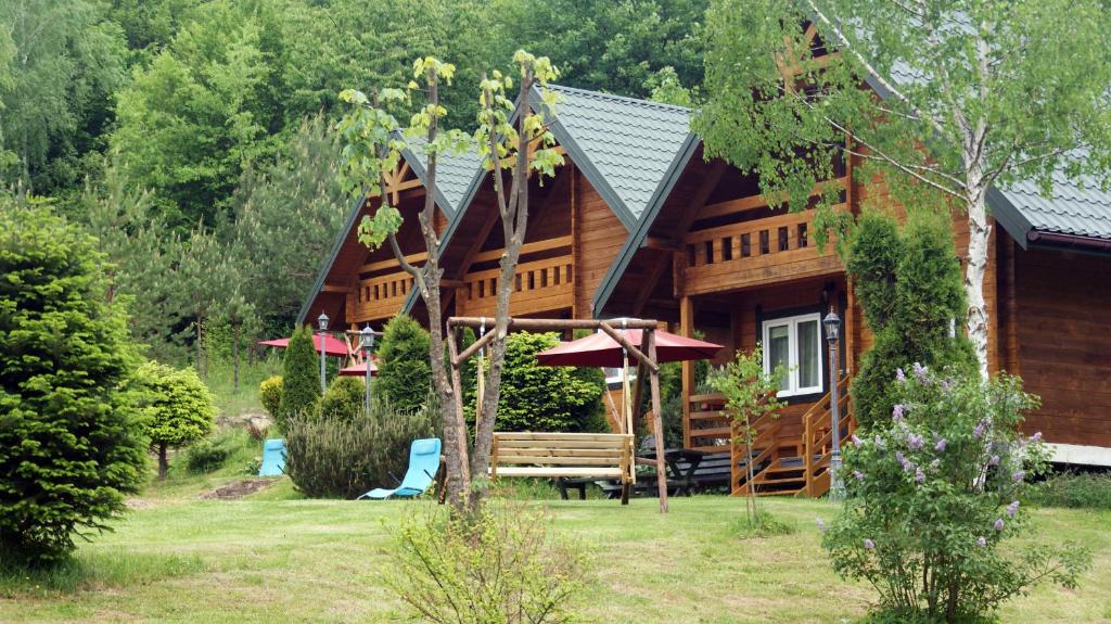 索利纳Domki letniskowe Stary dąb的小木屋,带长凳和房子