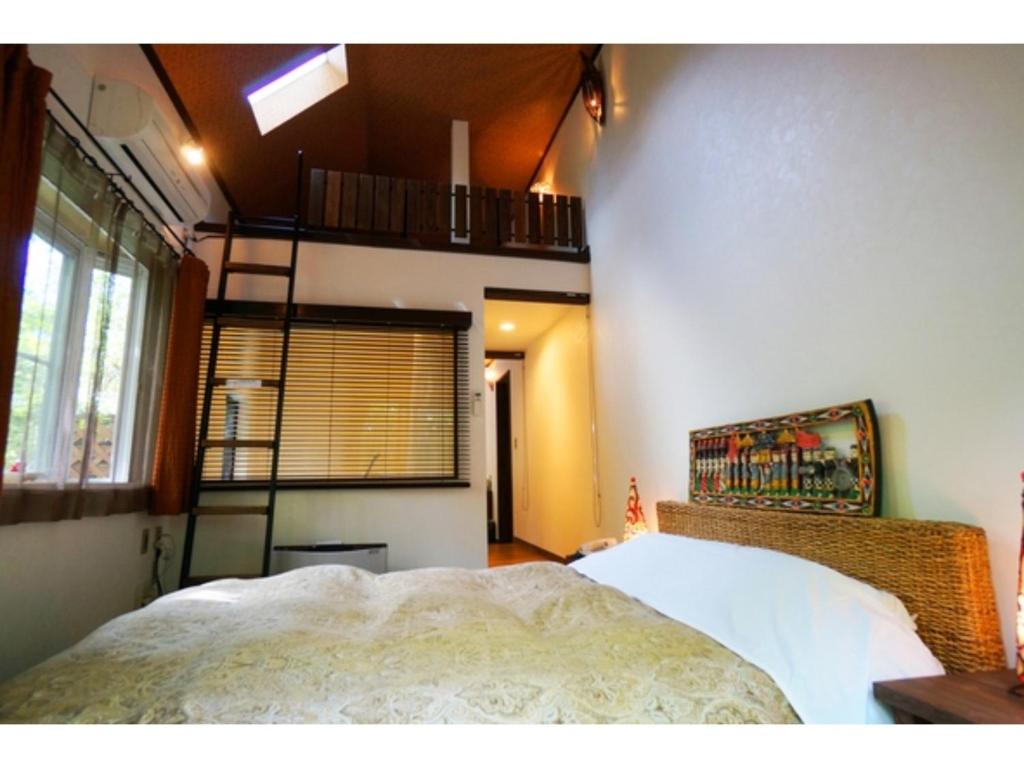 嬬恋村Estivant Club - Vacation STAY 95715v的一间卧室设有一张大床和一个窗户。