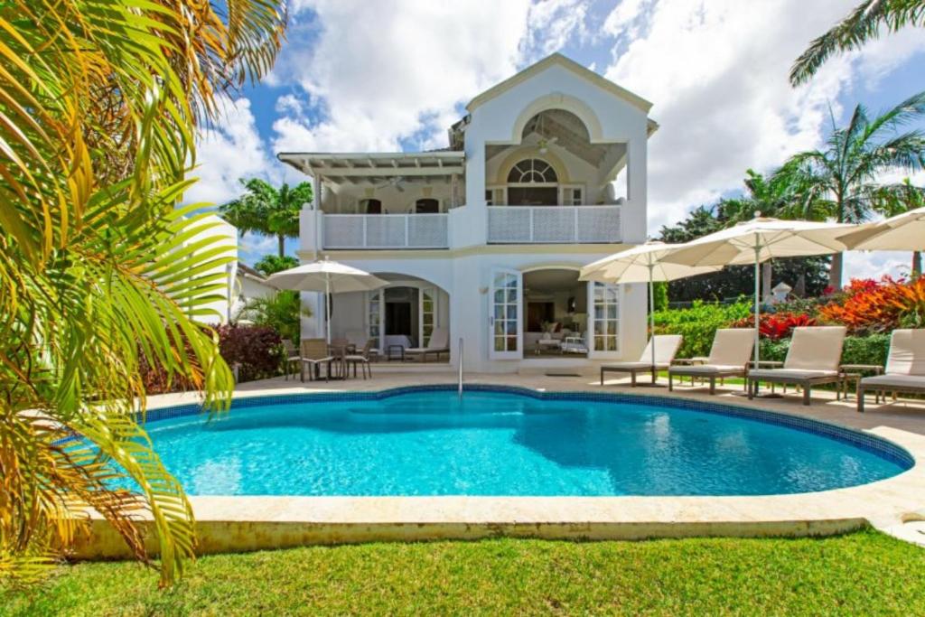 圣詹姆斯Royal Westmoreland, Royal Villa 1 by Barbados Sothebys International Realty的别墅前设有游泳池