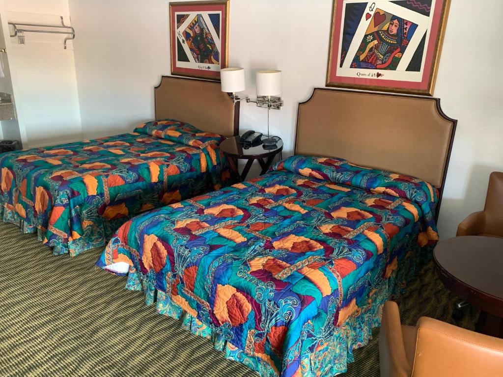 奥斯汀奥斯丁豪华酒店的酒店客房设有两张床和一张桌子。